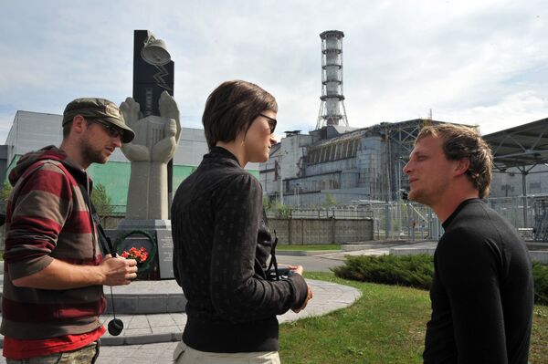 Туристы из Бельгии перед саркофагом, возведенным над разрушенным 4-м энергоблоком Чернобыльской АЭС - Sputnik Молдова