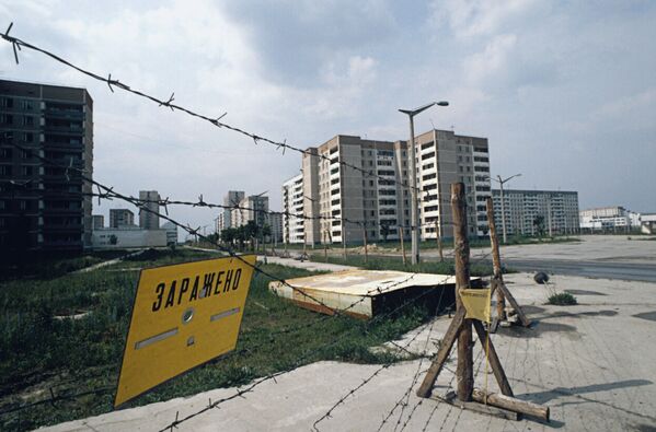 Ограждения на улицах города Припяти в Киевской области после аварии на Чернобыльской АЭС. 1986 г. - Sputnik Молдова