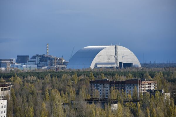 Вид на новый безопасный конфайнмент и саркофаг на 4-м энергоблоке Чернобыльской атомной электростанции из города Припять - Sputnik Молдова