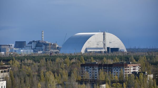 Вид на новый безопасный конфайнмент и саркофаг на 4-м энергоблоке Чернобыльской атомной электростанции из города Припять - Sputnik Молдова