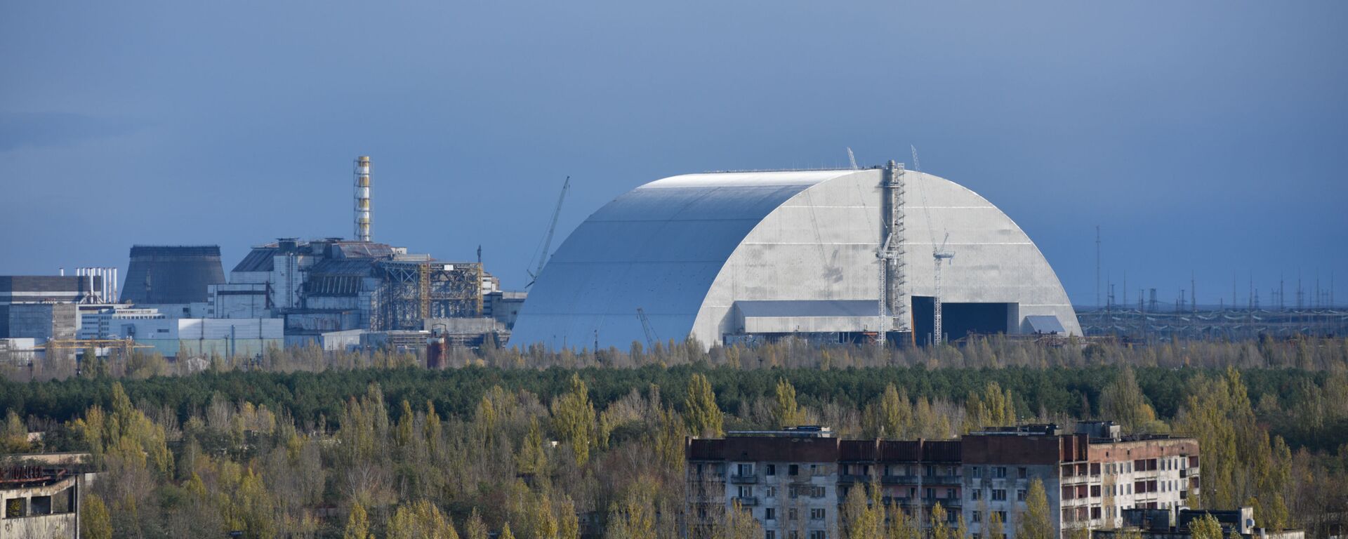 Вид на новый безопасный конфайнмент и саркофаг на 4-м энергоблоке Чернобыльской атомной электростанции из города Припять - Sputnik Молдова, 1920, 26.04.2020