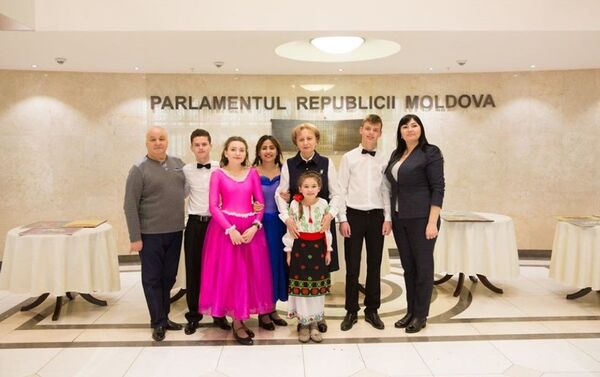 Ученики специальной школы-интерната для детей с нарушениями слуха из села Гырбовец посетили спикера парламента Молдовы Зинаиду Гречаную. - Sputnik Молдова