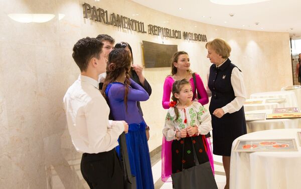 Ученики специальной школы-интерната для детей с нарушениями слуха из села Гырбовец посетили спикера парламента Молдовы Зинаиду Гречаную. - Sputnik Молдова