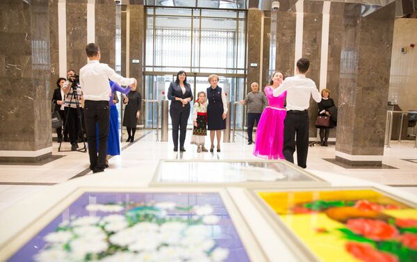 Ученики специальной школы-интерната для детей с нарушениями слуха из села Гырбовец посетили спикера парламента Молдовы Зинаиду Гречаную. - Sputnik Молдова