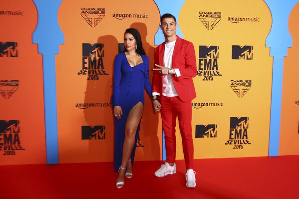 Криштиану Роналду и его подруга Джорджина Родригес на European MTV Awards в Севилье, 2019 год - Sputnik Молдова