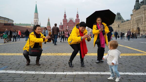 Иностранные туристки на Красной площади в Москве - Sputnik Moldova