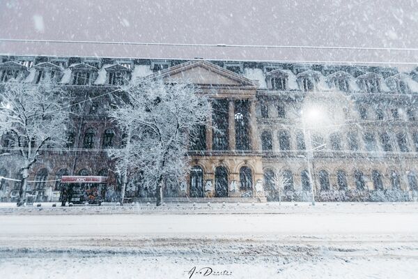 Prima zăpadă din 2020 în București. Clădirea Universității - Sputnik Moldova-România
