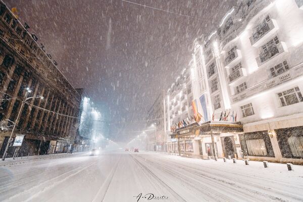 Prima zăpadă din 2020 în București. Calea Victoriei, hotel Lido - Sputnik Moldova-România