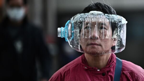Житель Гонконга использует пластиковую бутылку в качестве маски, чтобы защититься от коронавируса - Sputnik Moldova