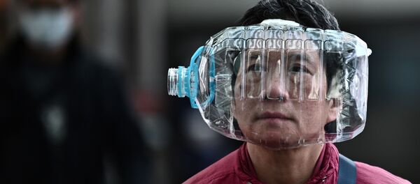 Житель Гонконга использует пластиковую бутылку в качестве маски, чтобы защититься от коронавируса - Sputnik Moldova