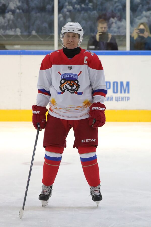 Президент России Владимир Путин перед началом хоккейного матча в спорткомплексе Галактика в Сочи - Sputnik Молдова