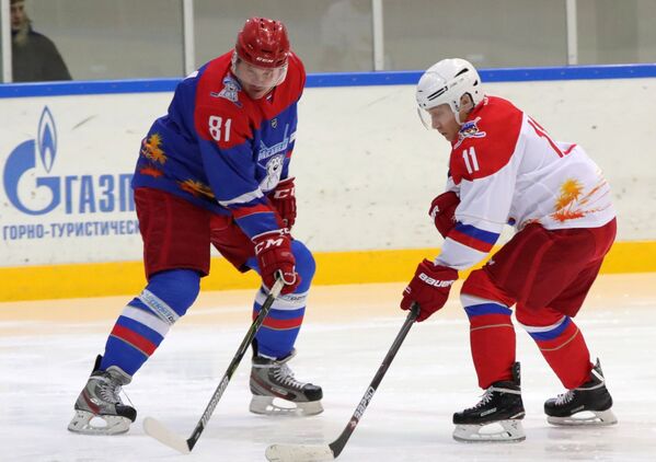 Президент РФ Владимир Путин во время хоккейного матча в спорткомплексе Галактика в Сочи - Sputnik Молдова