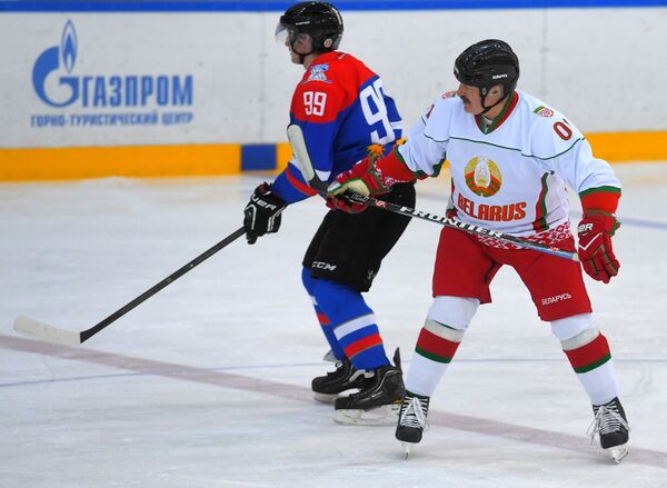 Президент Белоруссии Александр Лукашенко с сыном Николаем во время хоккейного матча в спорткомплексе Галактика в Сочи - Sputnik Молдова
