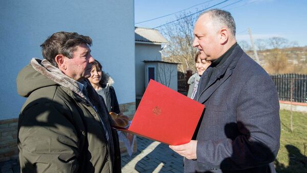 В Хынчештском районе Игорь Додон навестил три супружеские пары долгожителей.  - Sputnik Молдова