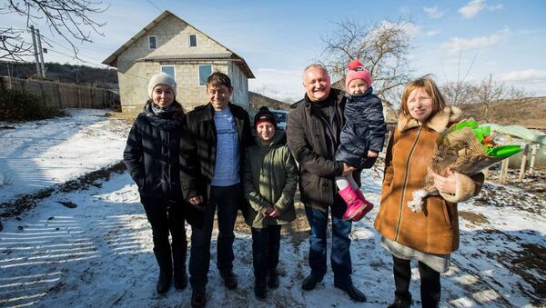 В Хынчештском районе Игорь Додон навестил несколько многодетных семей. - Sputnik Moldova
