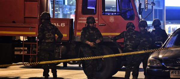 Тайские солдаты стоят возле торгового центра Terminal 21, где 9 февраля 2020 года в северо-восточном тайском городе Накхонратчасима произошла массовая стрельба. - Sputnik Молдова