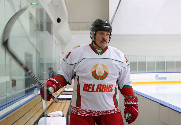 Președintele Belarusului, Alexandr Lukașenko, înainte de începerea meciului de hochei la Soci - Sputnik Moldova