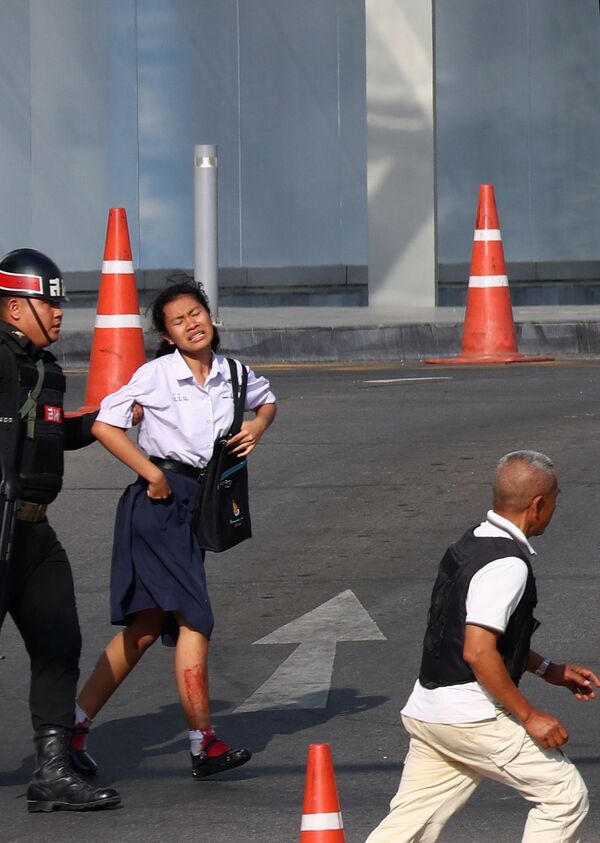 Эвакуация студентов из торгового центра Terminal 21 после стрельбы в Таиланде  - Sputnik Молдова