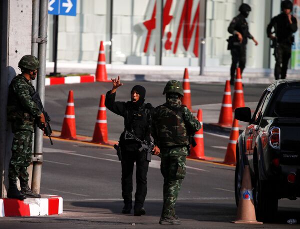Военные у торгового центра Terminal 21 после стрельбы в Таиланде - Sputnik Молдова