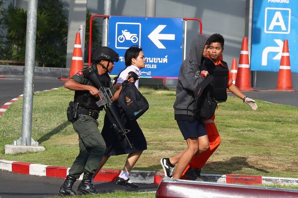 Эвакуация студентов из торгового центра Terminal 21 после стрельбы в Таиланде - Sputnik Молдова