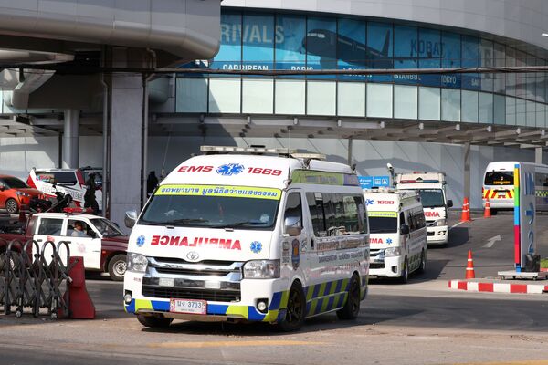 Скорая помощь у торгового центра Terminal 21 после стрельбы в Таиланде - Sputnik Молдова