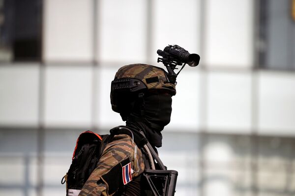 Военный у торгового центра Terminal 21 после стрельбы в Таиланде - Sputnik Молдова