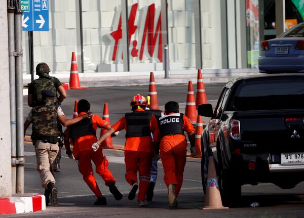Военные и спасатели у торгового центра Terminal 21 после стрельбы в Таиланде - Sputnik Молдова