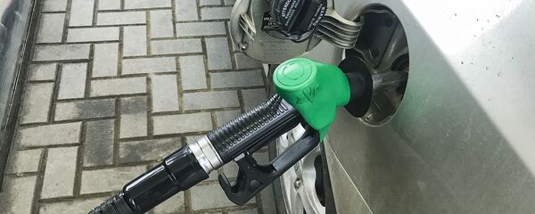 Заправка автомобиля на одной из автозаправочных станций - Sputnik Молдова