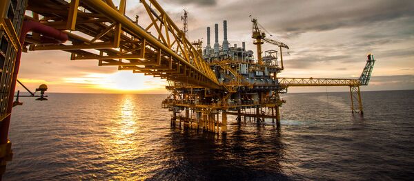 Нефтяная и газовая платформа в море, архивное фото Нефтяная и газовая платформа в море, архивное фото - Sputnik Молдова