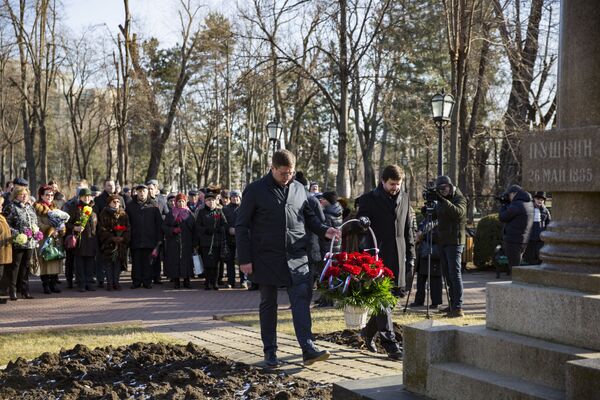 Возложение цветов к памятнику А.С.Пушкина в Кишиневе в День его памяти - Sputnik Молдова