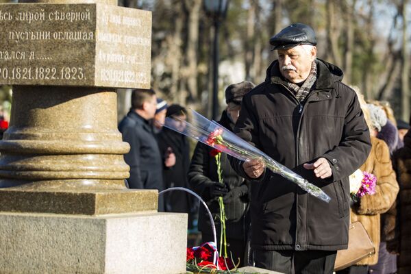 Возложение цветов к памятнику А.С.Пушкина в Кишиневе в День его памяти - Sputnik Молдова