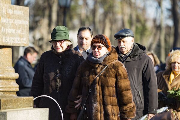 Возложение цветов к памятнику А.С.Пушкина в Кишиневе в День его памяти - Sputnik Молдова