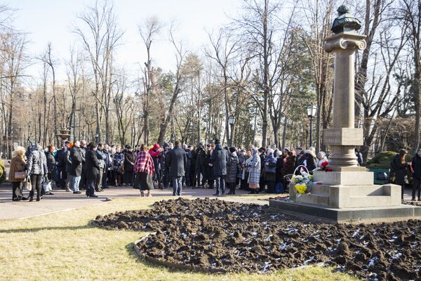 Возложение цветов к памятнику А.С.Пушкина в Кишиневе в День его памяти - Sputnik Молдова