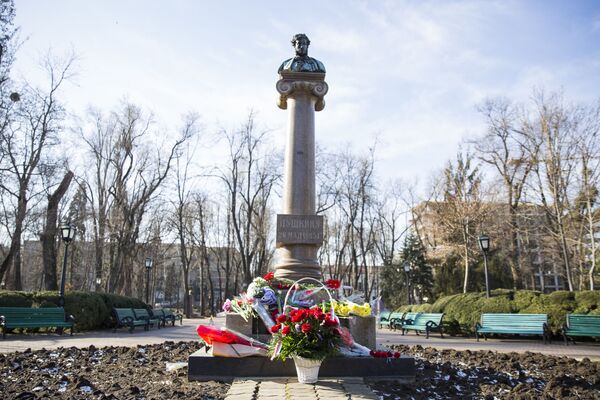 Возложение цветов к памятнику А.С.Пушкина в Кишиневе в День его памяти - Sputnik Молдова