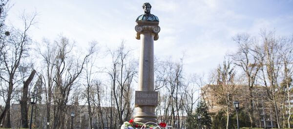 Возложение цветов к памятнику А.С.Пушкина в Кишиневе в День его памяти - Sputnik Moldova