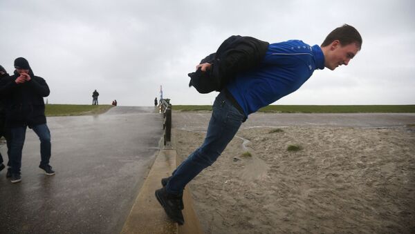 Мужчина во время шторам Сиара в Нидерландах - людей просто сдувает шквалистым ветром. - Sputnik Молдова