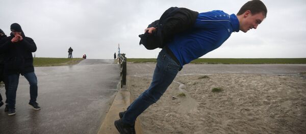 Мужчина во время шторам Сиара в Нидерландах - людей просто сдувает шквалистым ветром. Мужчина во время шторам Сиара в Нидерландах - людей просто сдувает шквалистым ветром. - Sputnik Молдова