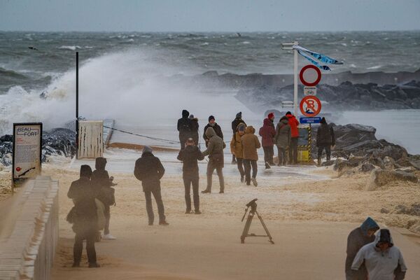 Сильные волны после прохождения шторма Сиара на бельгийском побережье. - Sputnik Молдова