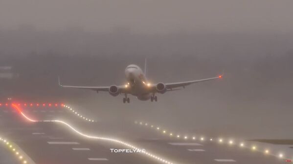 Самолет во время сложной посадки из-за шторма Сиара в аэропорту Бирмингема (Великобритания). - Sputnik Молдова