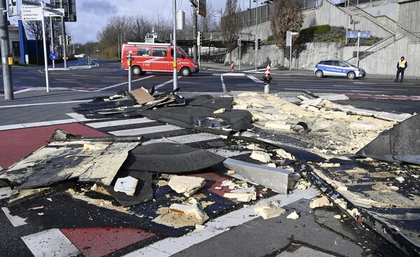 Обломки крыши на дороге после прохождения шторма Сиара в Германии. - Sputnik Молдова