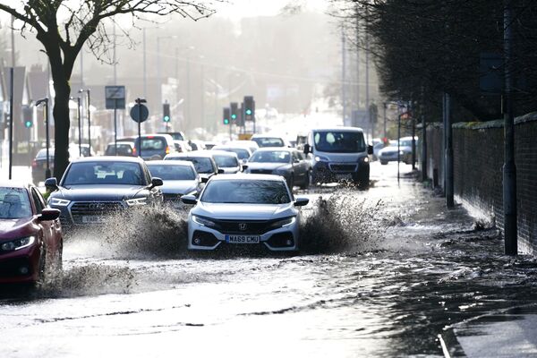 Машины едут по затопленной дороге в Манчестере (Великобритания). - Sputnik Молдова