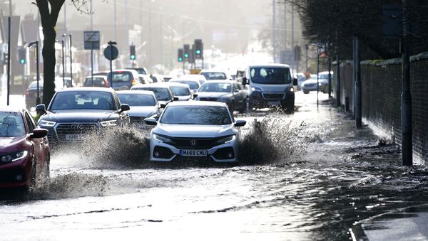 Машины едут по затопленной дороге в Манчестере - Sputnik Moldova-România