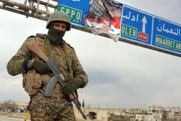 Военнослужащий Сирийской арабской армии в освобожденном от боевиков террористической группировки ИГ городе Мааррат-эн-Нууман в Сирии - Sputnik Moldova-România