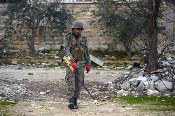 Сапер сирийской армии ищет мины в освобожденном от боевиков террористической группировки ИГ городе Мааррат-эн-Нууман в Сирии - Sputnik Moldova-România
