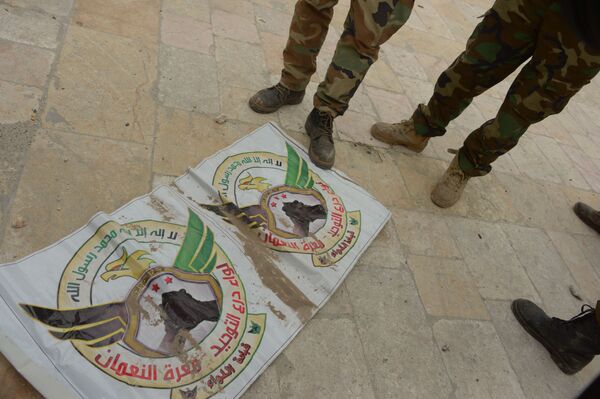 Сирийские военные у флага одной из оппозиционных группировок после освобождения города Мааррат-эн-Нууман в Сирии - Sputnik Moldova-România