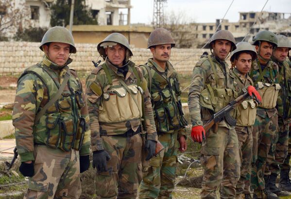 Военнослужащие Сирийской арабской армии в освобожденном от боевиков террористической группировки ИГ городе Мааррат-эн-Нууман в Сирии - Sputnik Moldova-România