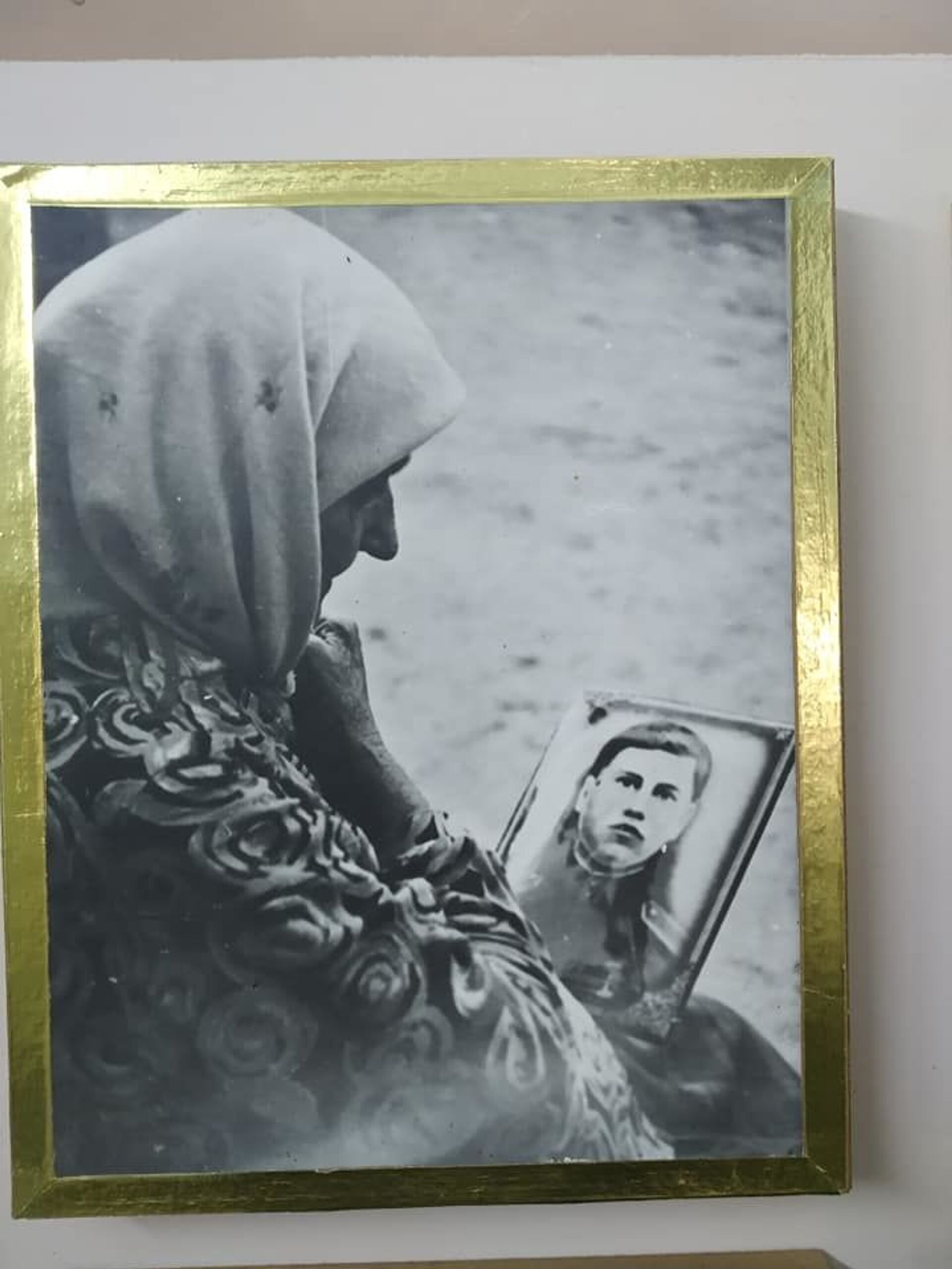 Мать Иона Солтыса с портретом сына в руках - Sputnik Молдова, 1920, 17.03.2026