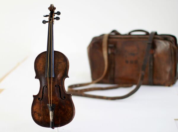 Cel mai scump artefact de pe Titanic a fost prezentat la o expoziție din SUA Cel mai scump artefact de pe Titanic a fost prezentat la o expoziție din SUA - Sputnik Moldova-România