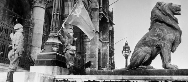 Советские воины водружают Красное знамя у входа в здание парламента в освобожденном Будапеште - Sputnik Moldova