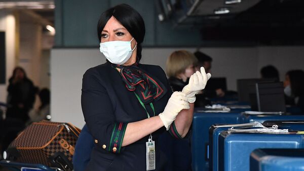Сотрудница аэропорта в маске и перчатках до проверки пассажиров в Риме  - Sputnik Moldova